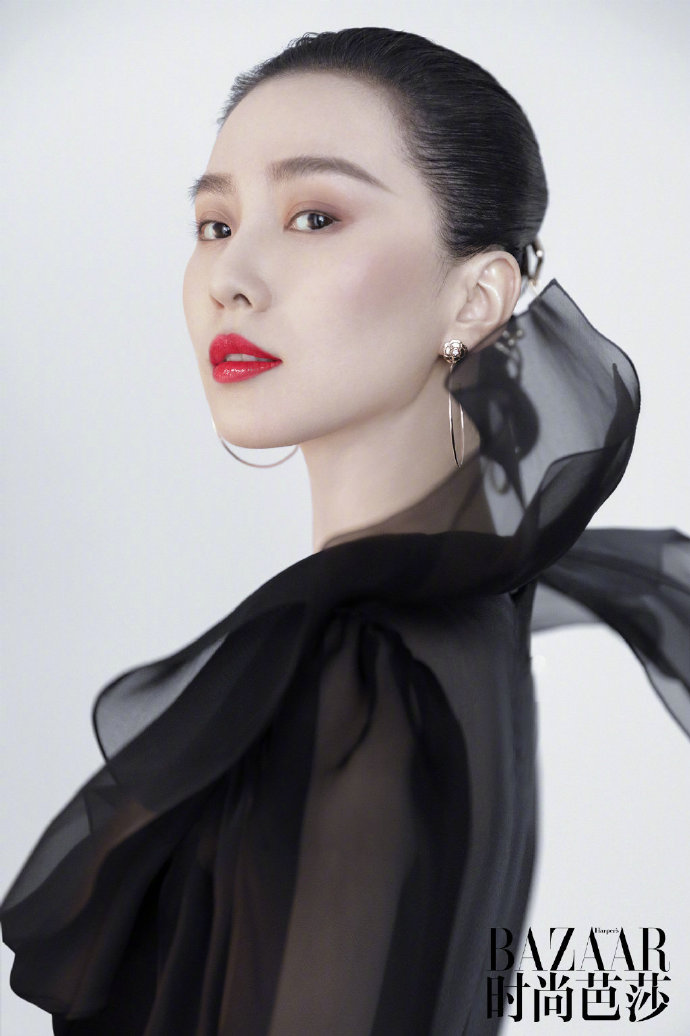 中国女明星古典美女刘诗诗手绘画登《时尚芭莎》封面图片 5