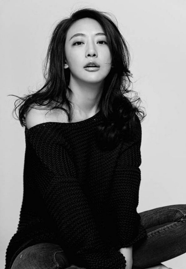 中国女明星姜尘黑色毛衣优雅写真图片 3