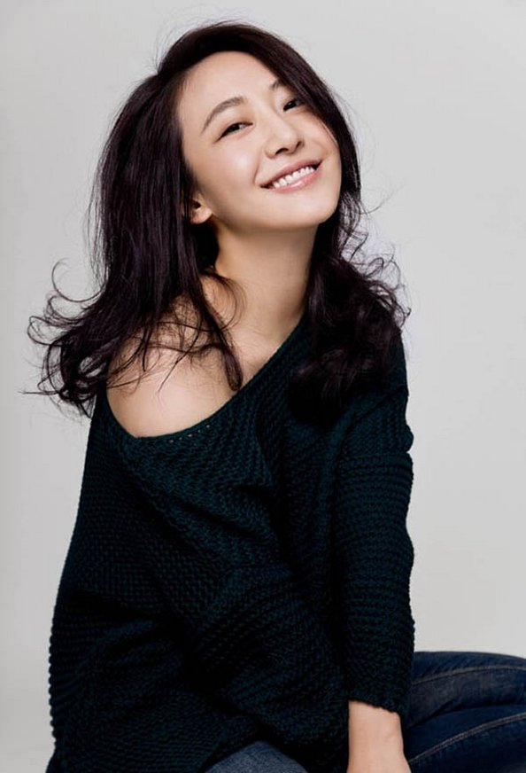 中国女明星姜尘黑色毛衣优雅写真图片 7