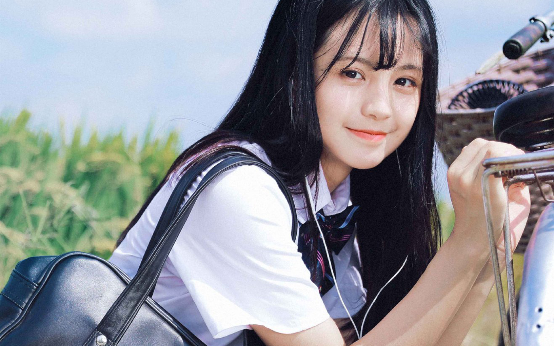 清纯学生妹骑自行车高清桌面壁纸 3