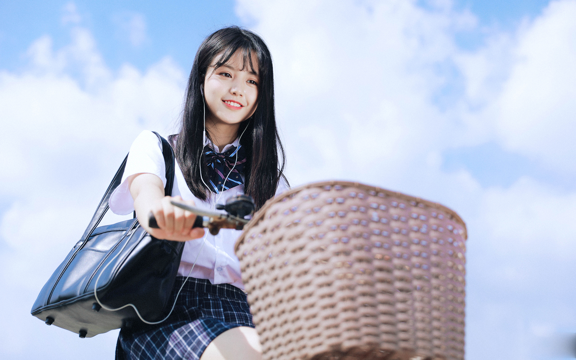 清纯学生妹骑自行车高清桌面壁纸 4
