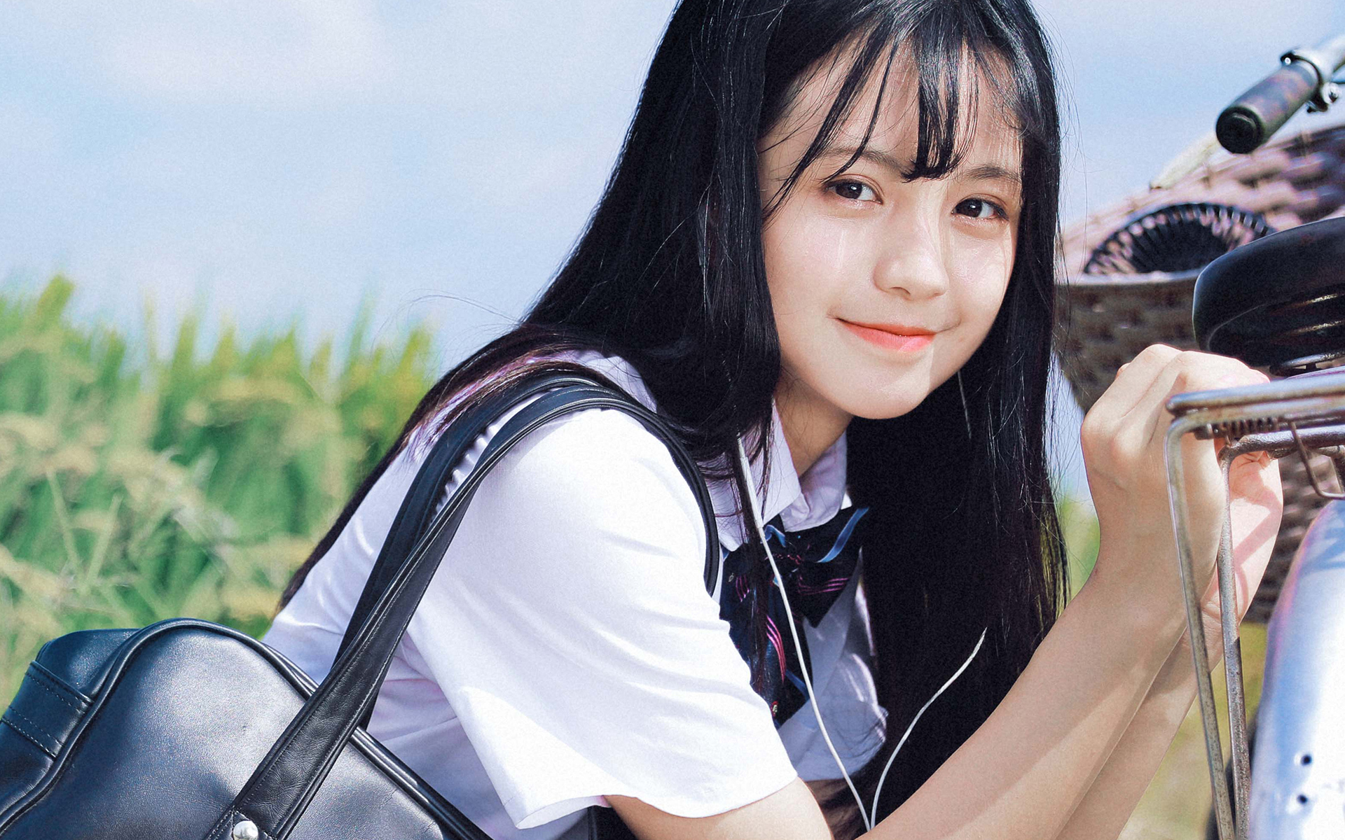 清纯学生妹骑自行车高清桌面壁纸 6