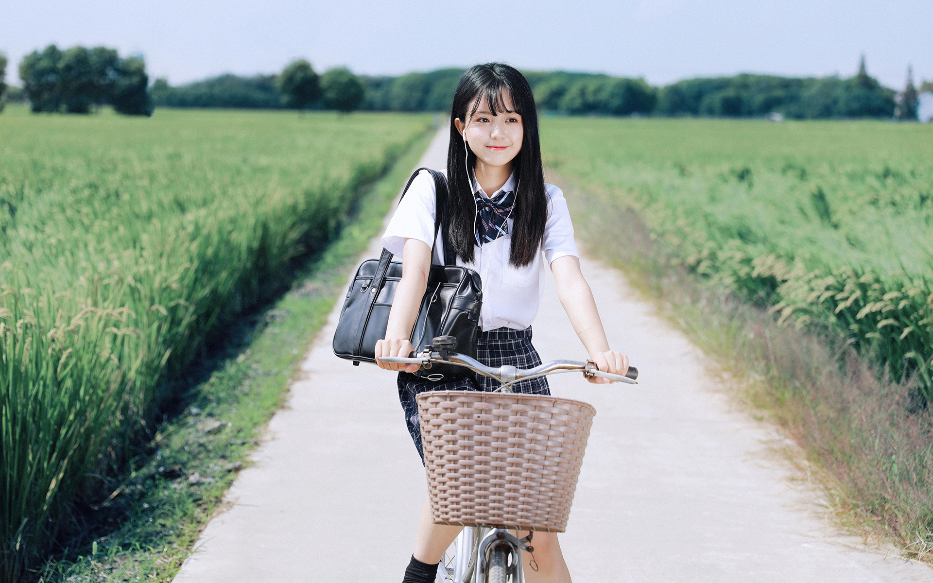 清纯学生妹骑自行车高清桌面壁纸 8