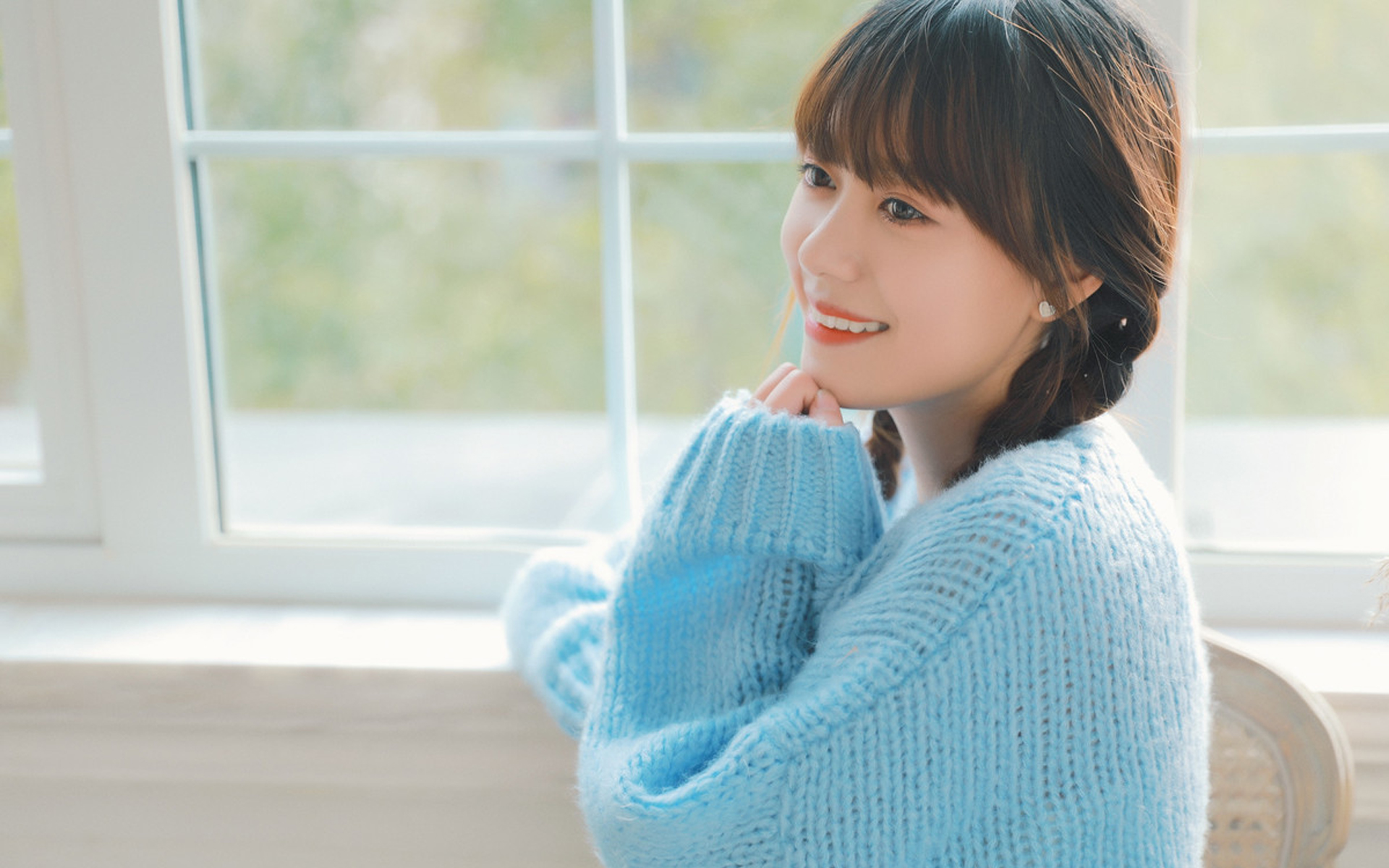 大眼睛美女清纯桌面壁纸图片 2