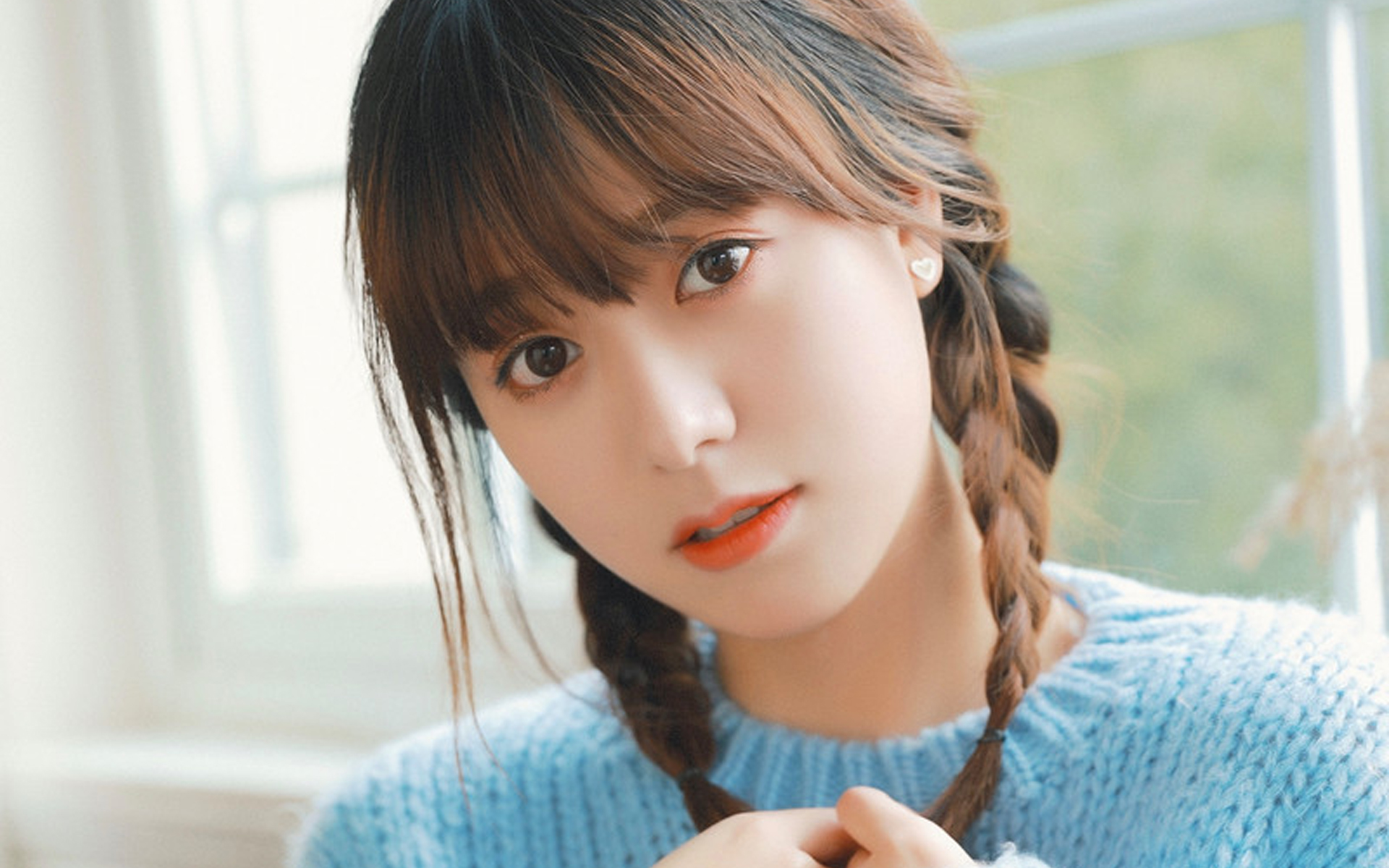 大眼睛美女清纯桌面壁纸图片 3