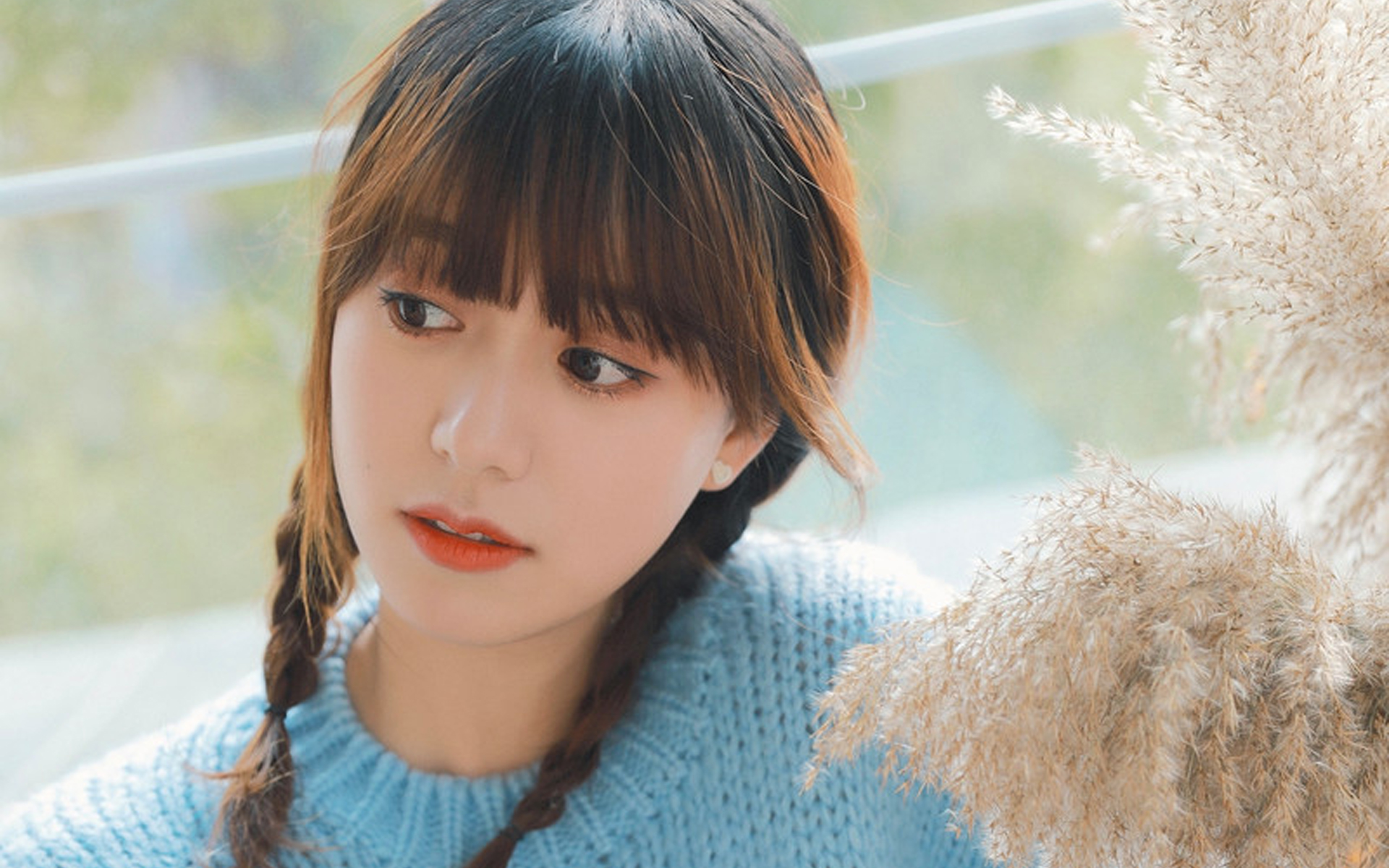大眼睛美女清纯桌面壁纸图片 5