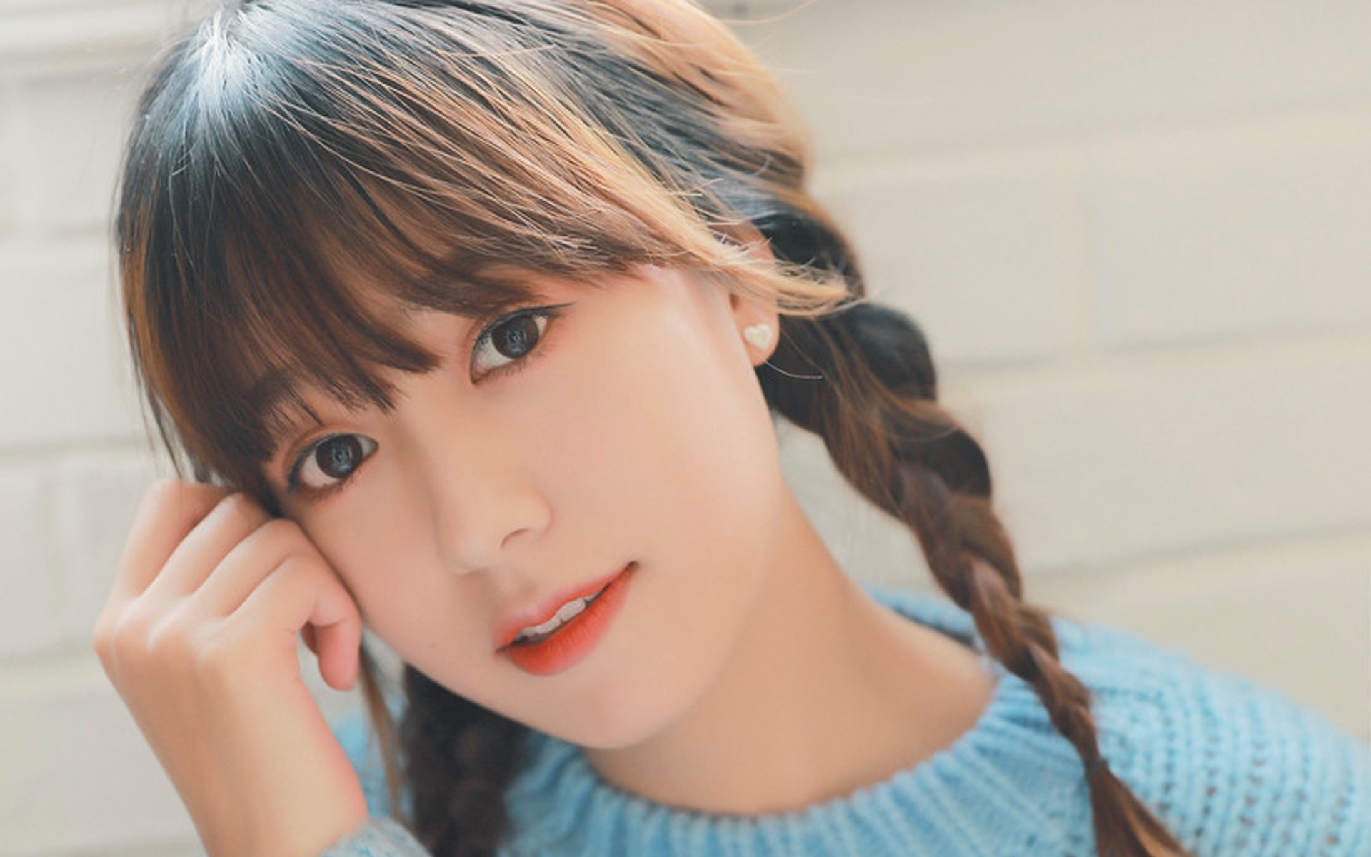 大眼睛美女清纯桌面壁纸图片 6