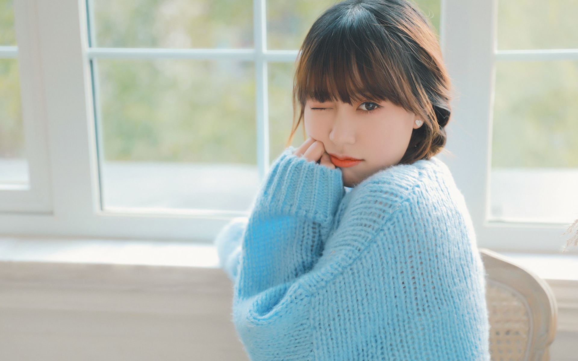 大眼睛美女清纯桌面壁纸图片 7