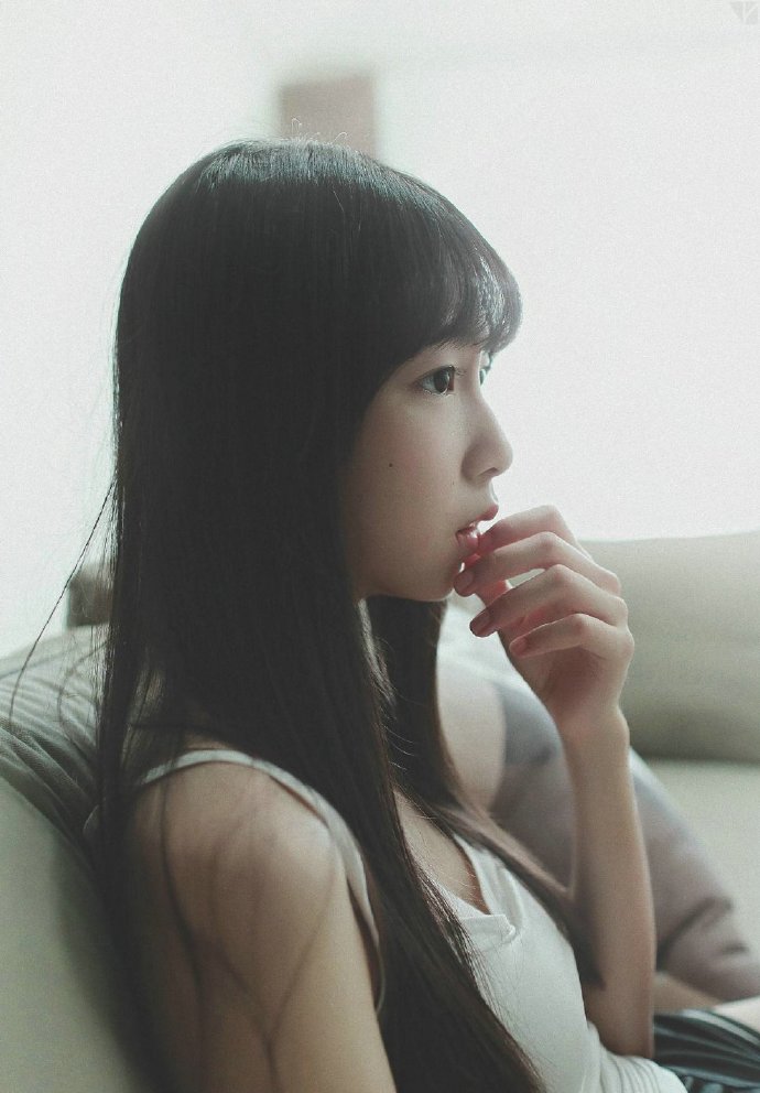 黑长发发型清纯美女私房照图片
