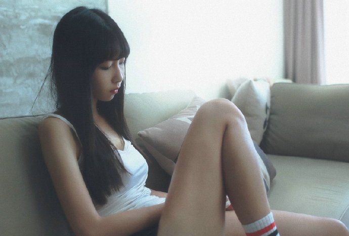 黑长发发型清纯美女私房照图片 5