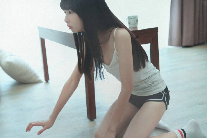 黑长发发型清纯美女私房照图片 8