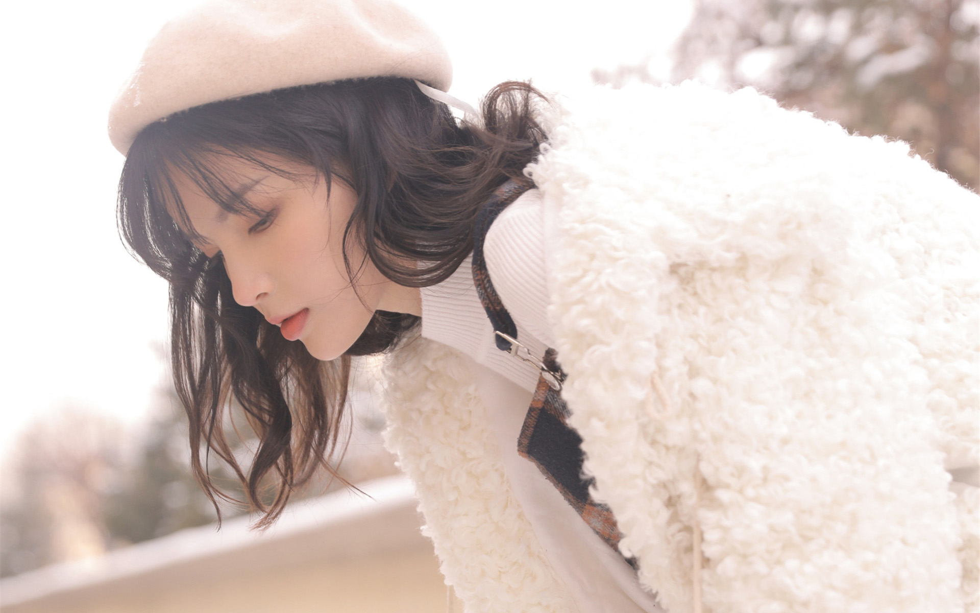 雪地中的宅男女神清纯美女图片桌面壁纸 2