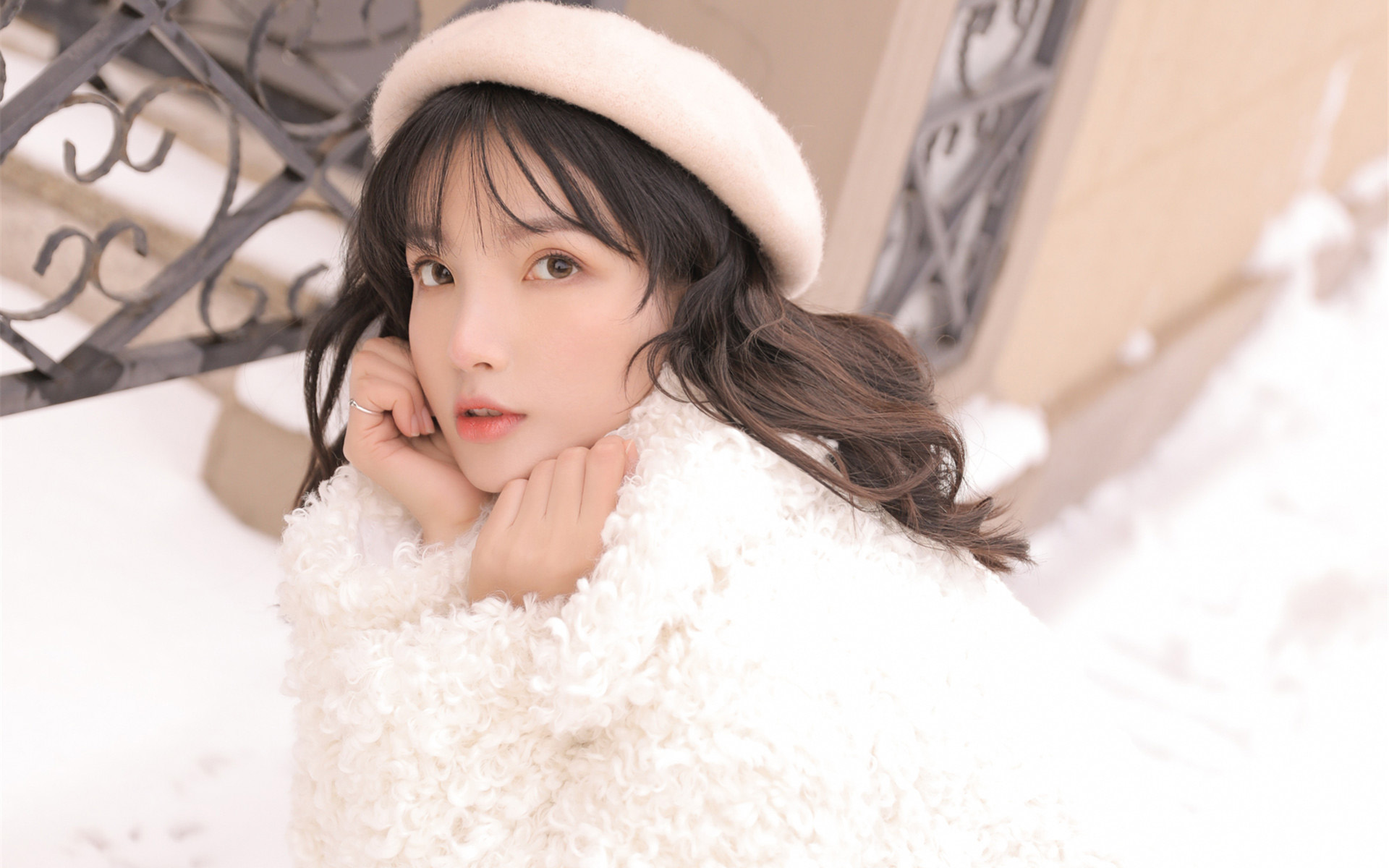 雪地中的宅男女神清纯美女图片桌面壁纸 3