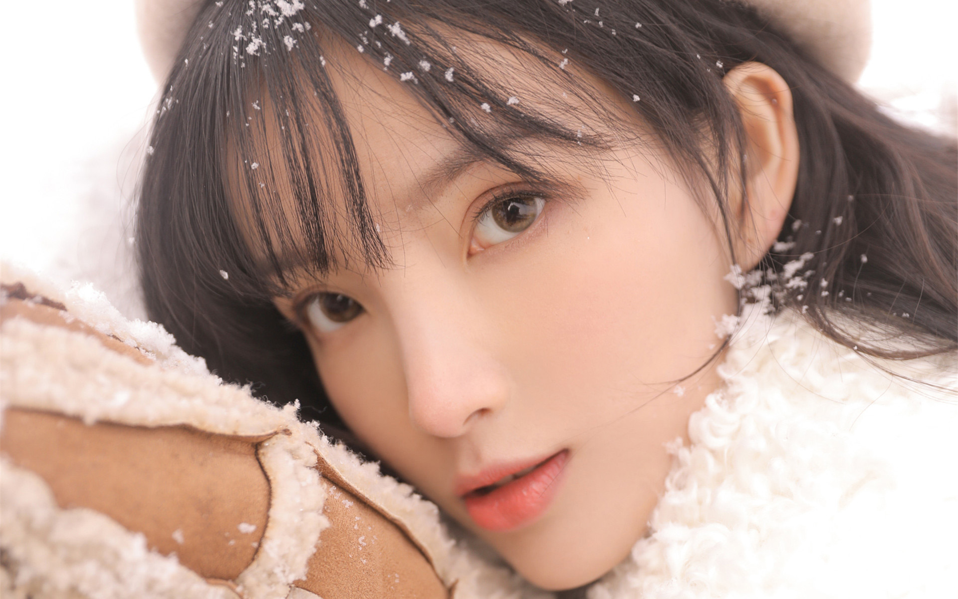 雪地中的宅男女神清纯美女图片桌面壁纸 4