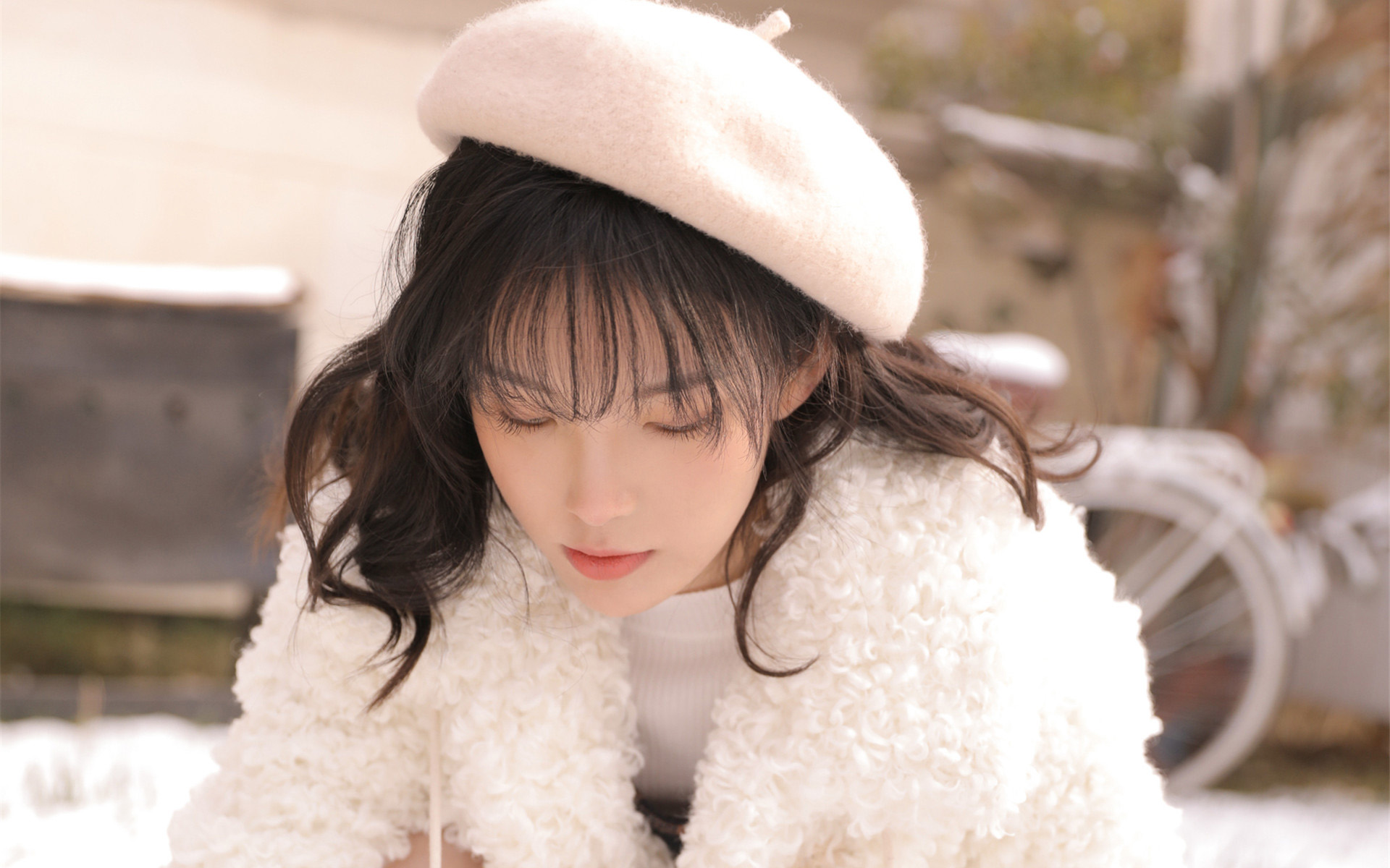 雪地中的宅男女神清纯美女图片桌面壁纸 7