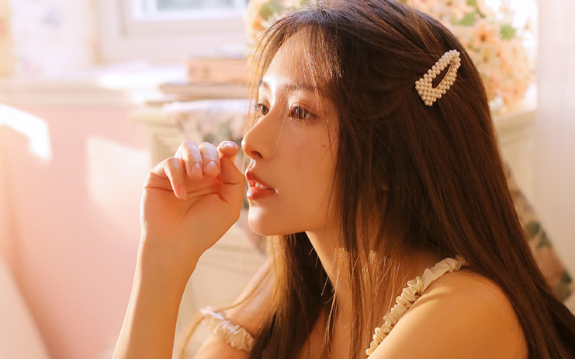 温婉秀丽居家美女性感写真桌面壁纸 8