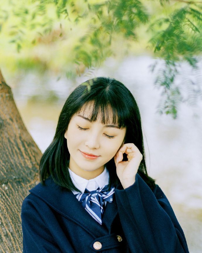 清纯学生妹校服户外写真图片 2