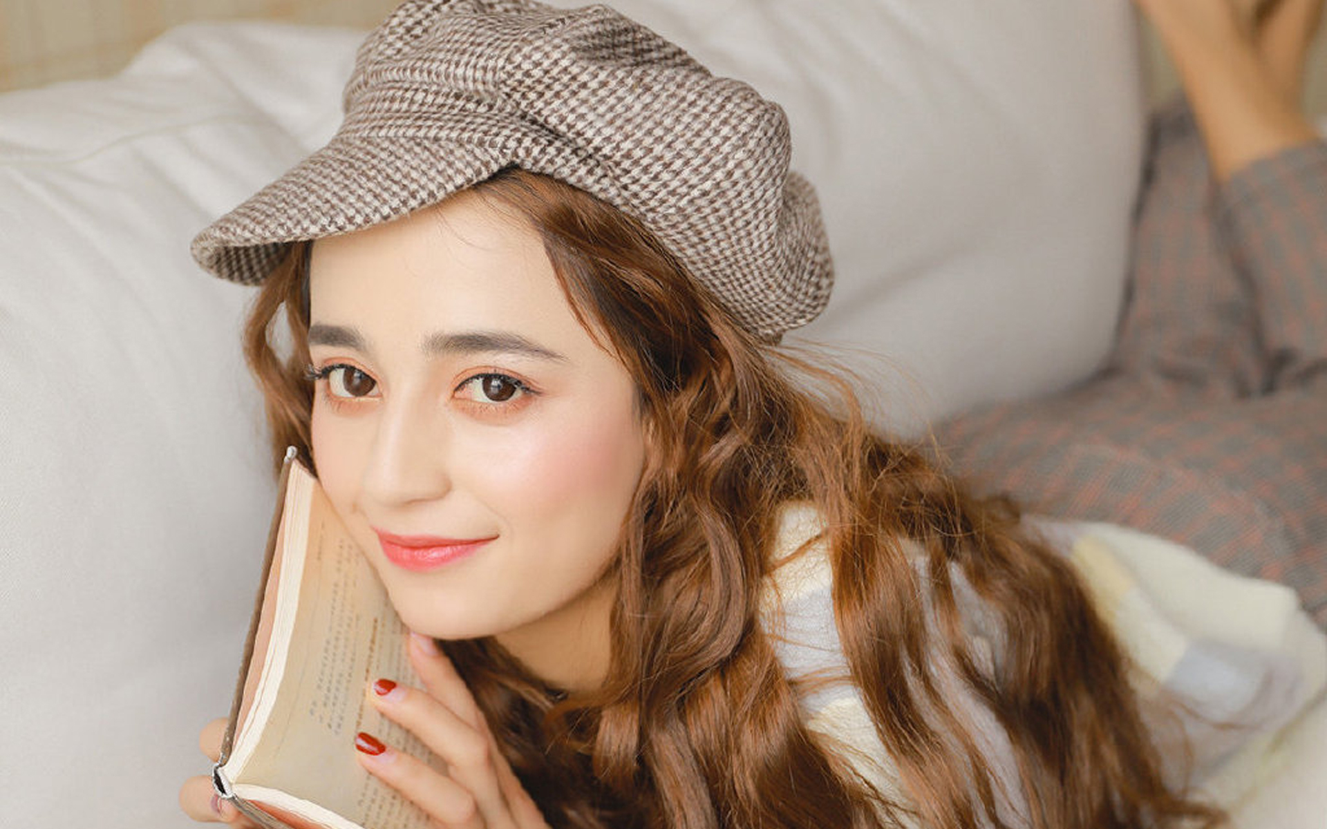混血美女清新灵动写真桌面壁纸图片 2