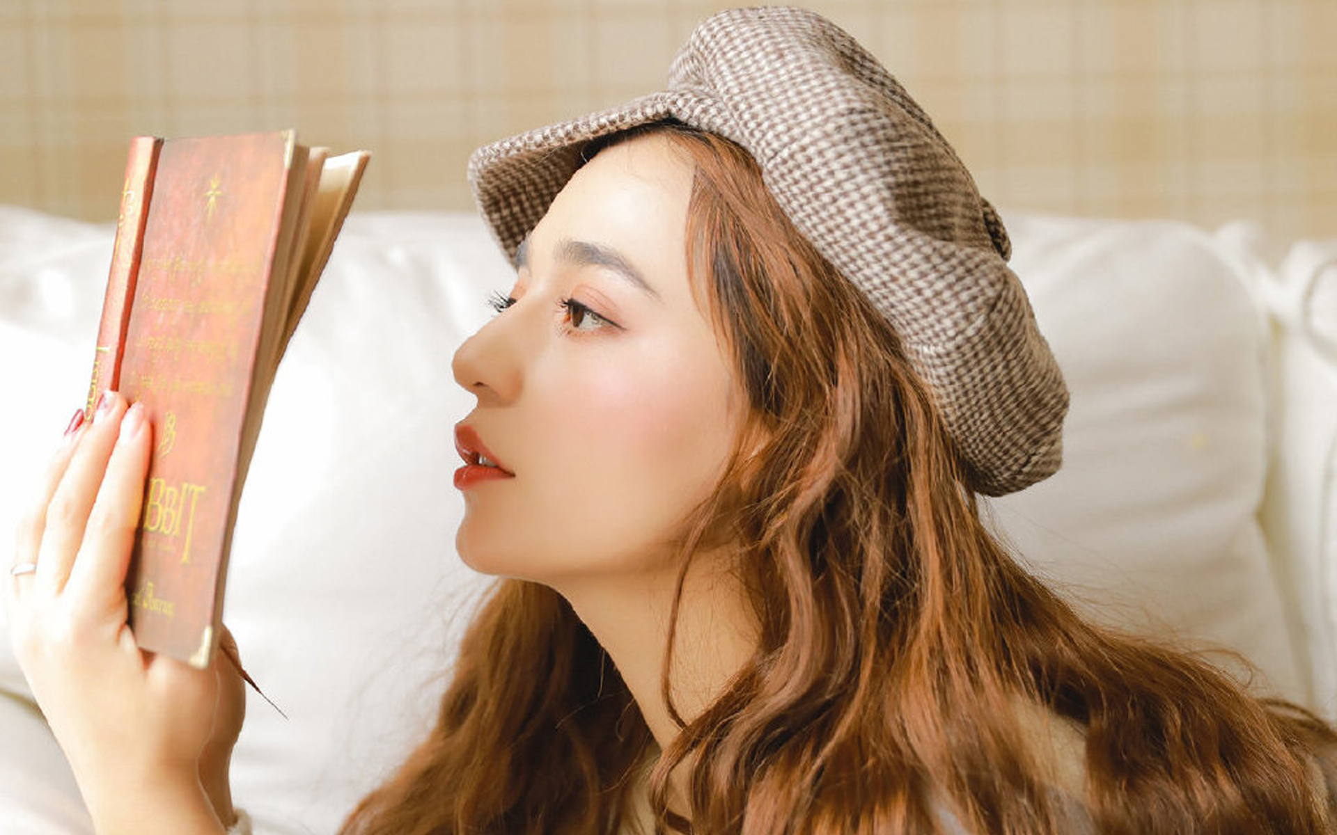 混血美女清新灵动写真桌面壁纸图片 7