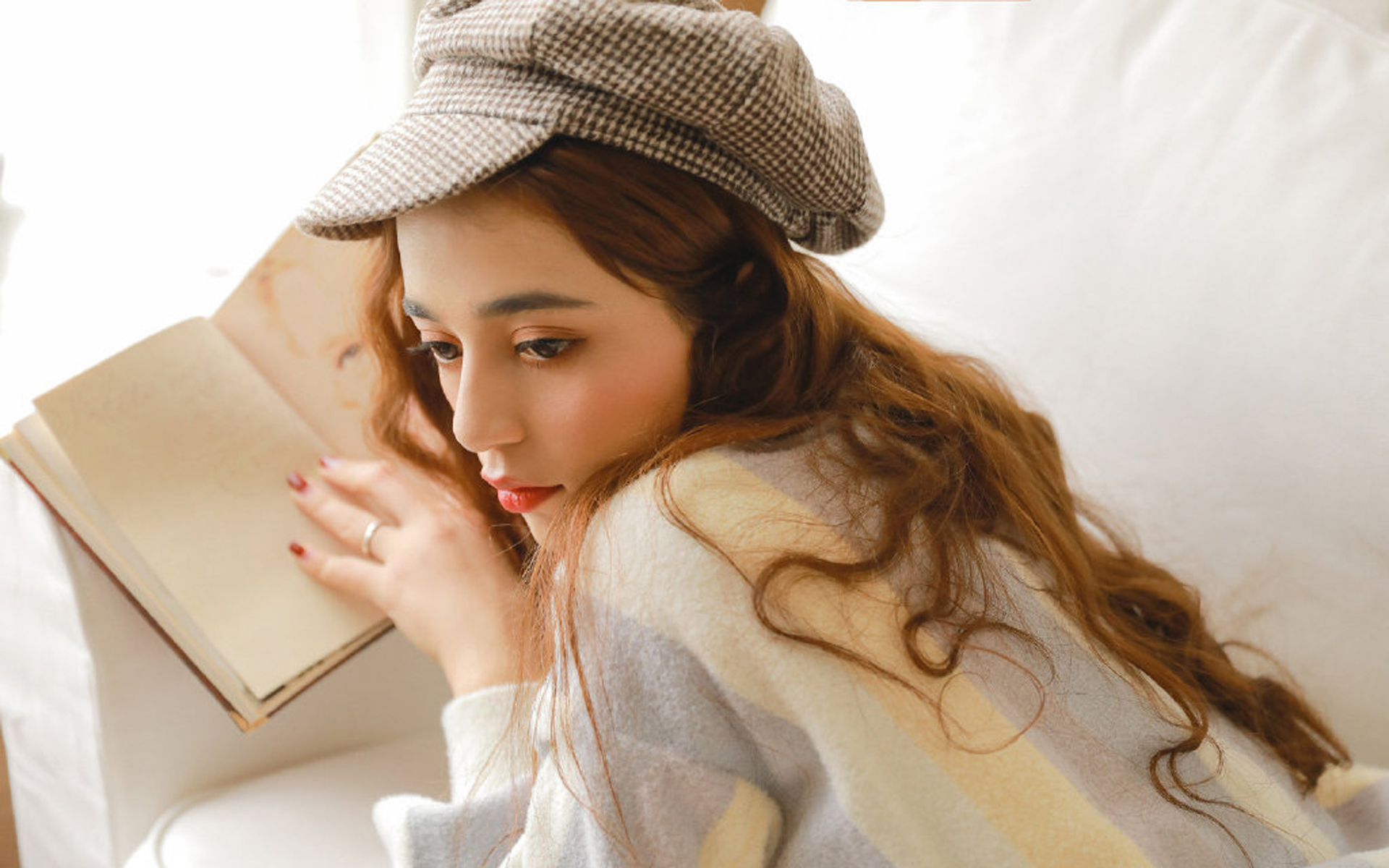 混血美女清新灵动写真桌面壁纸图片 9