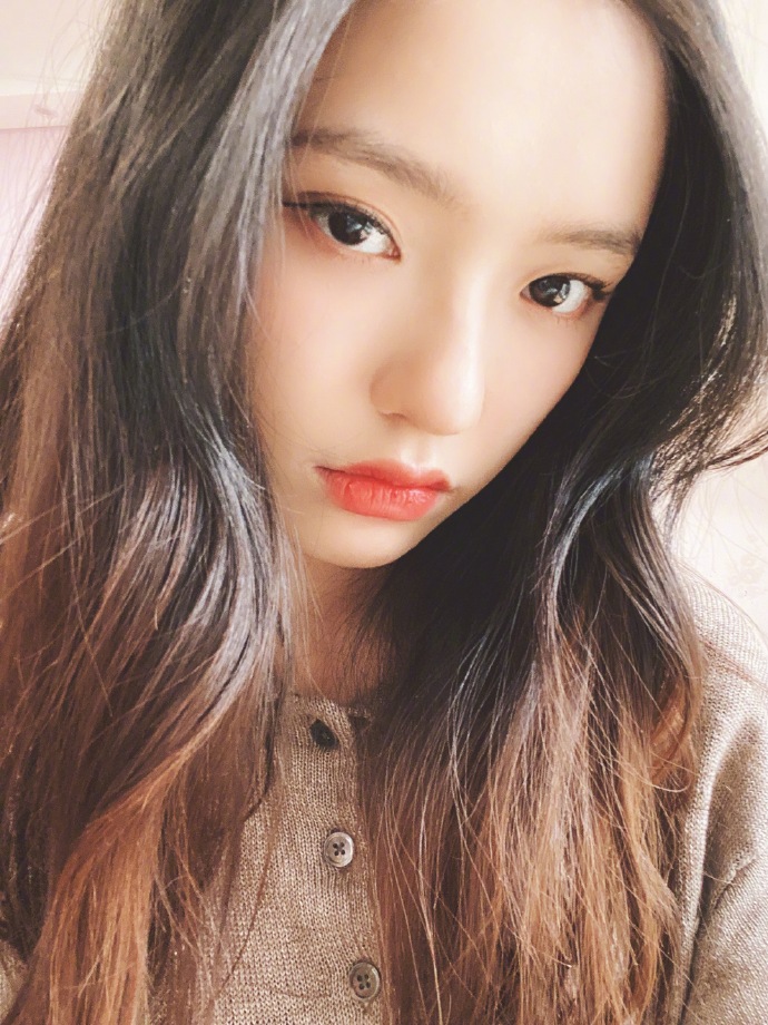 90后美女明星林允自拍照图片