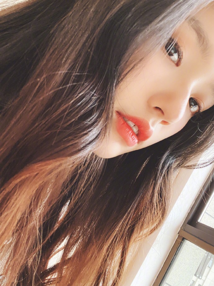 90后美女明星林允自拍照图片 2