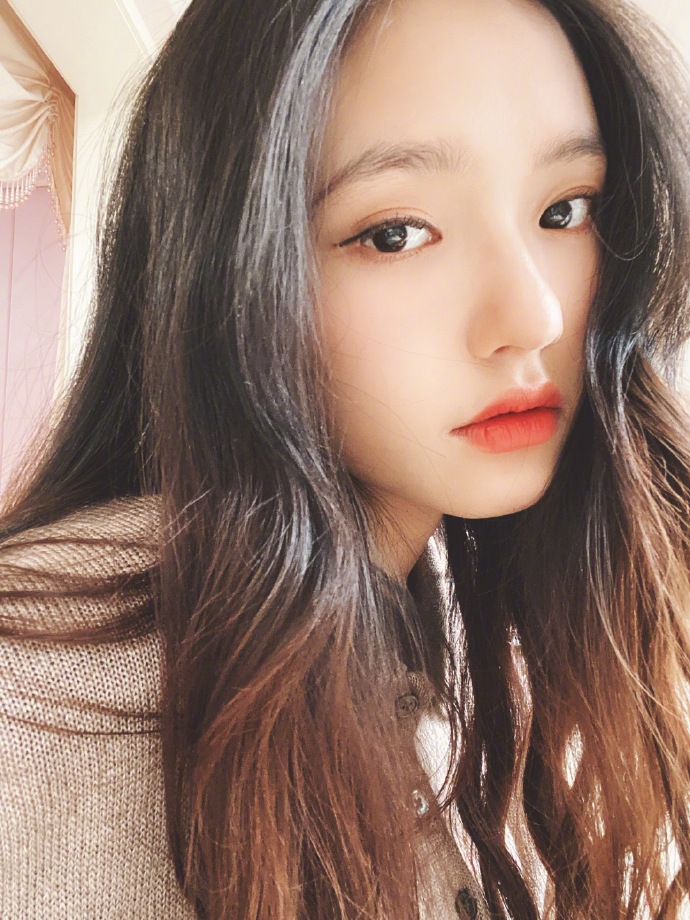 90后美女明星林允自拍照图片 3