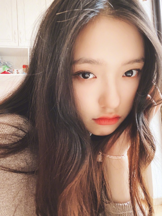90后美女明星林允自拍照图片 4