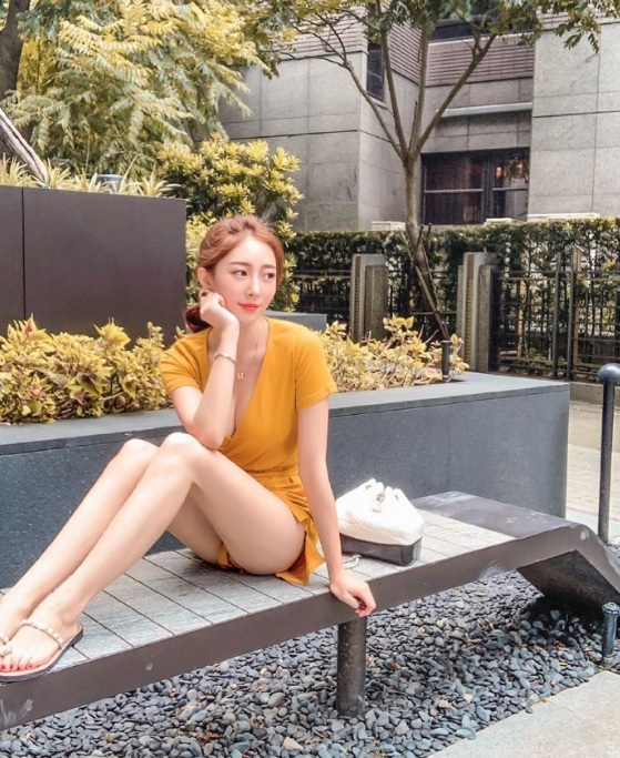 街拍女神性感长腿街拍图 2