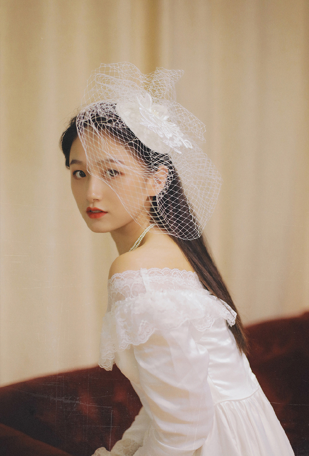 复古女郎红唇复古婚纱照图片