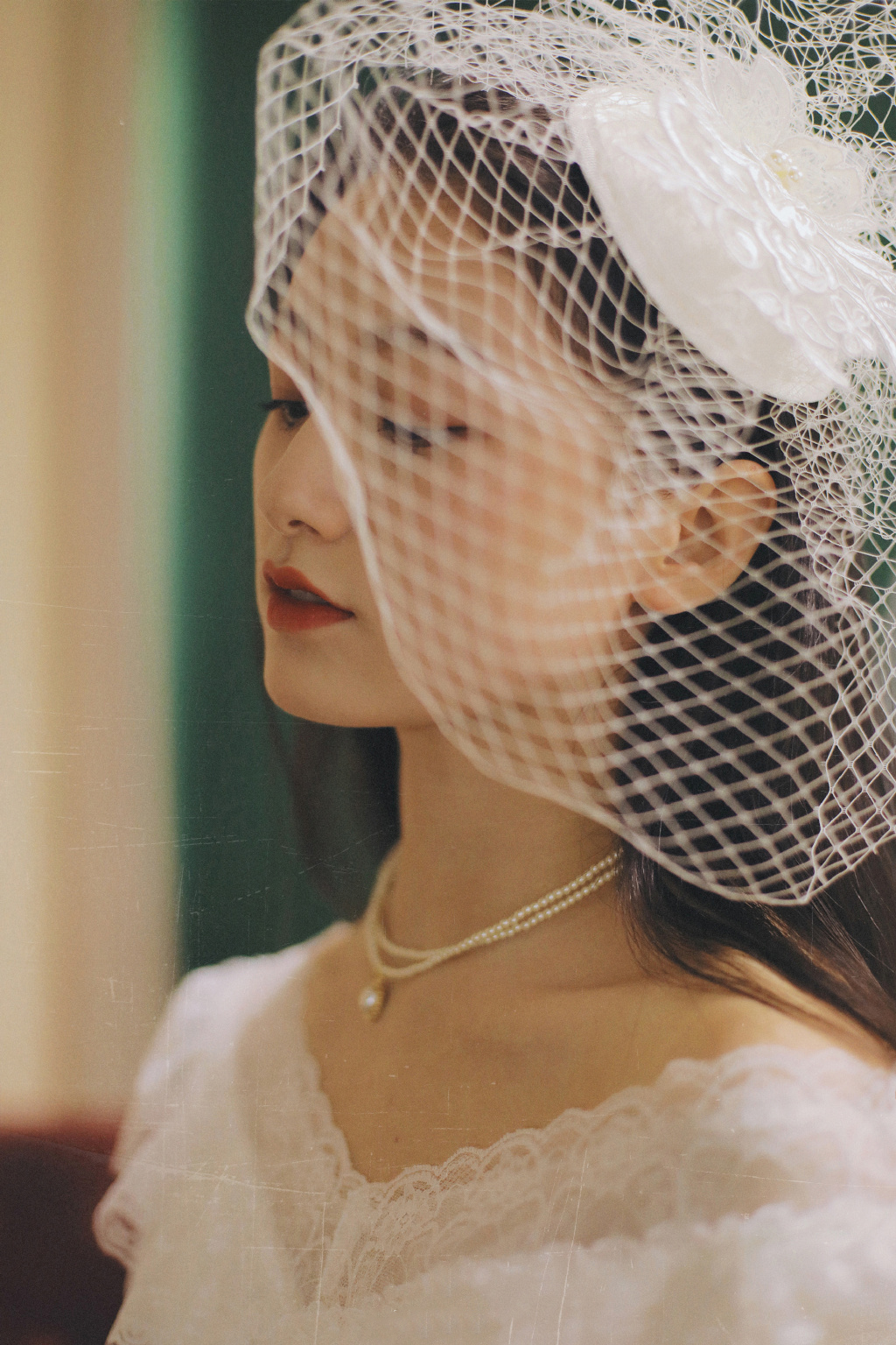 复古女郎红唇复古婚纱照图片