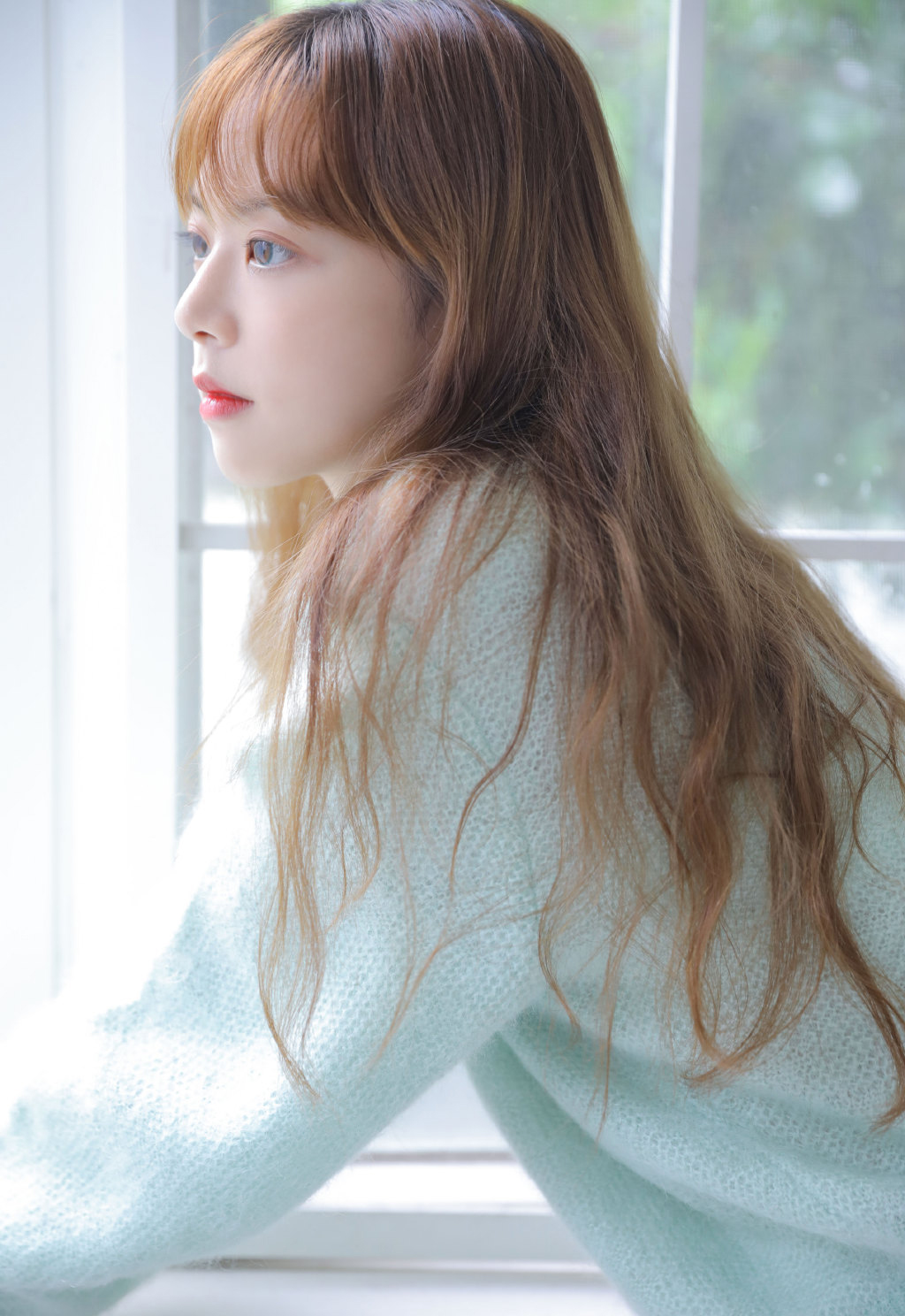 蓝色毛衣美女美腿私房照片 3