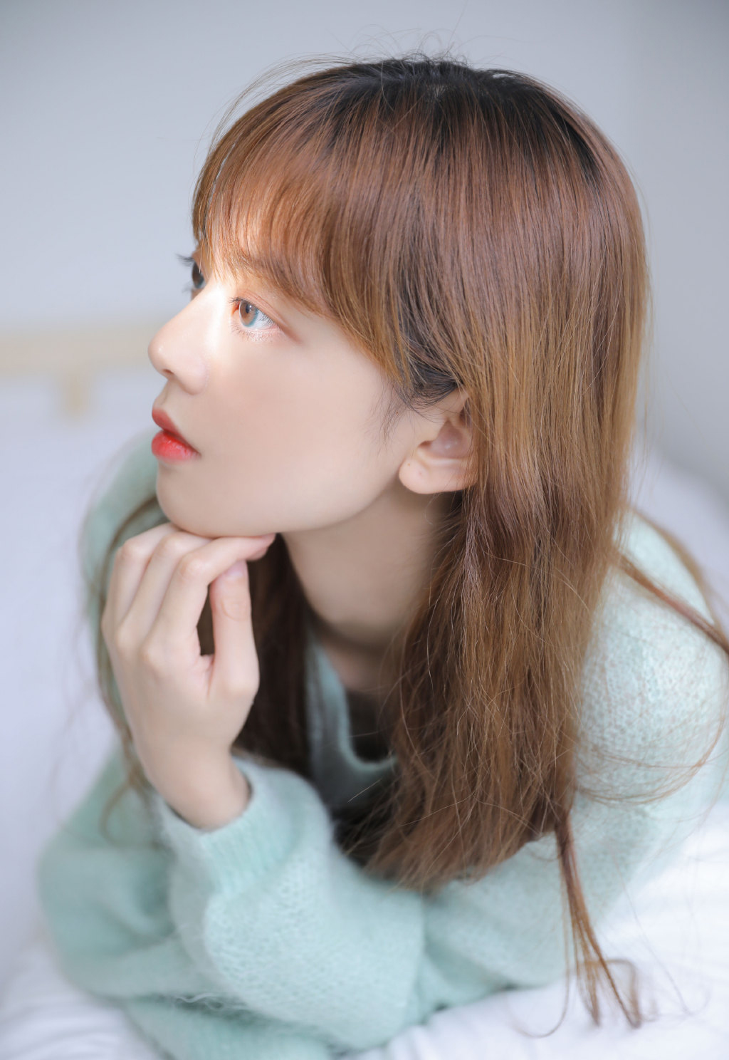 蓝色毛衣美女美腿私房照片 4