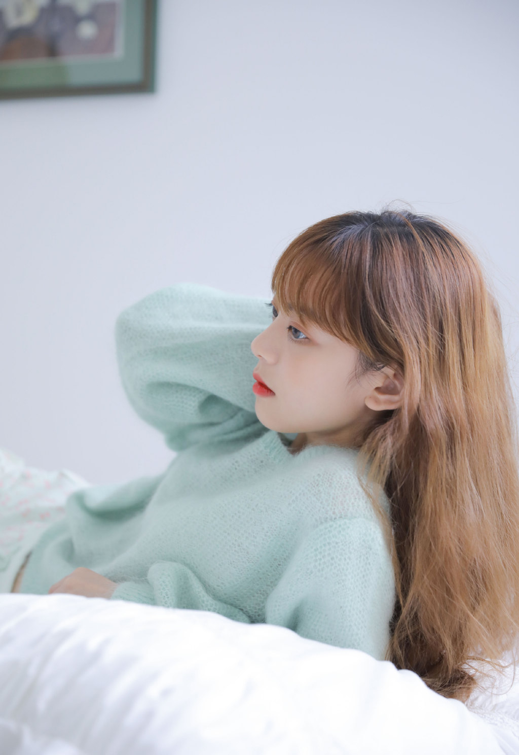 蓝色毛衣美女美腿私房照片 5