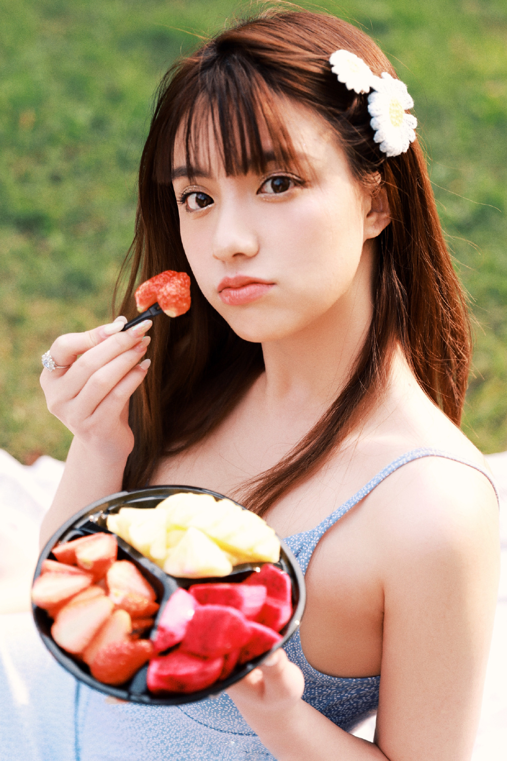 大眼mm吊带连衣裙唯美户外写真图片 5
