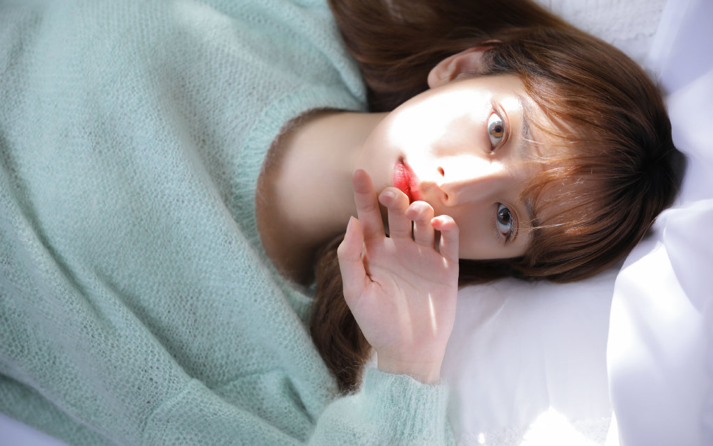 蓝色毛衣美女美腿私房照片 6