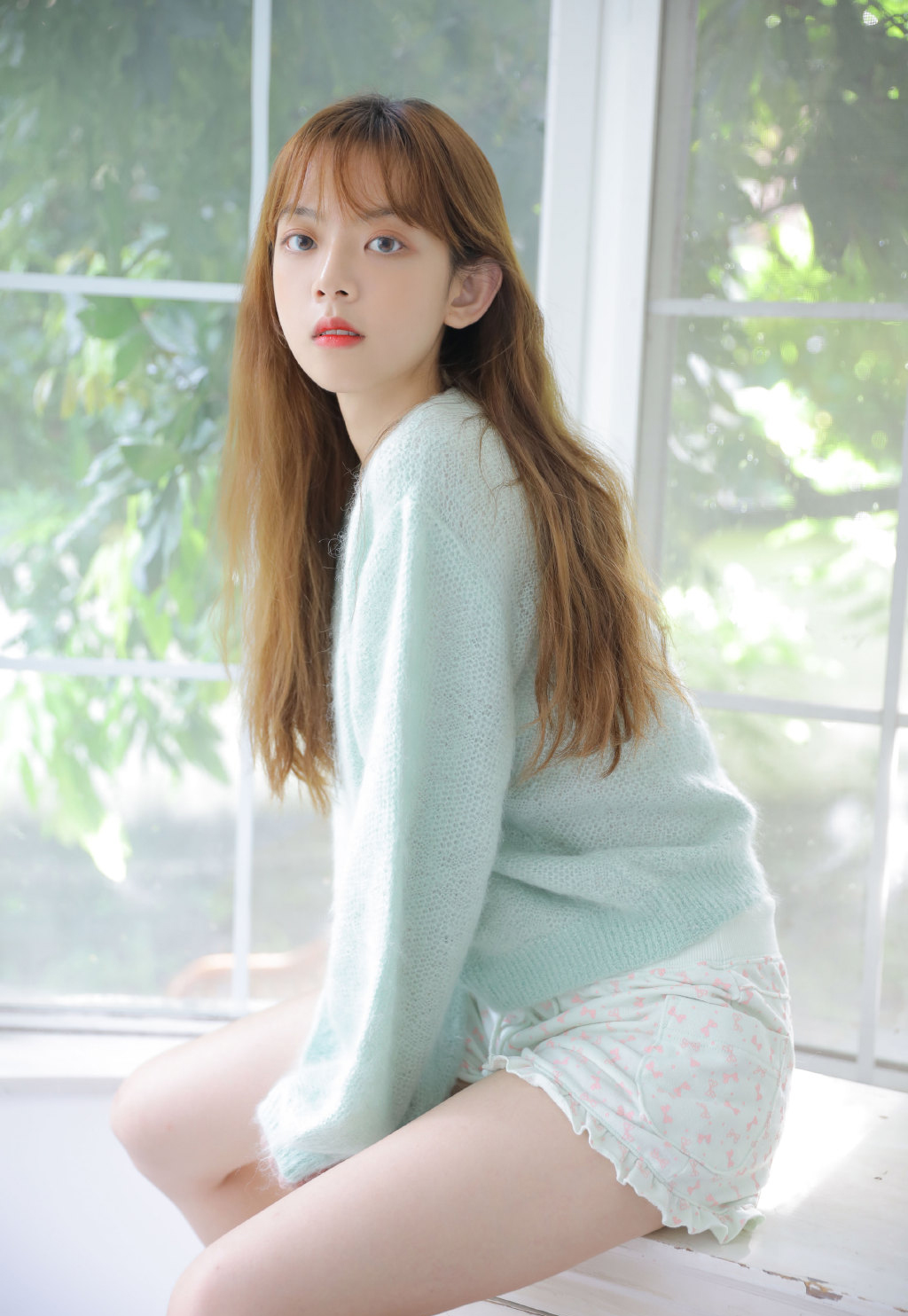 蓝色毛衣美女美腿私房照片 7