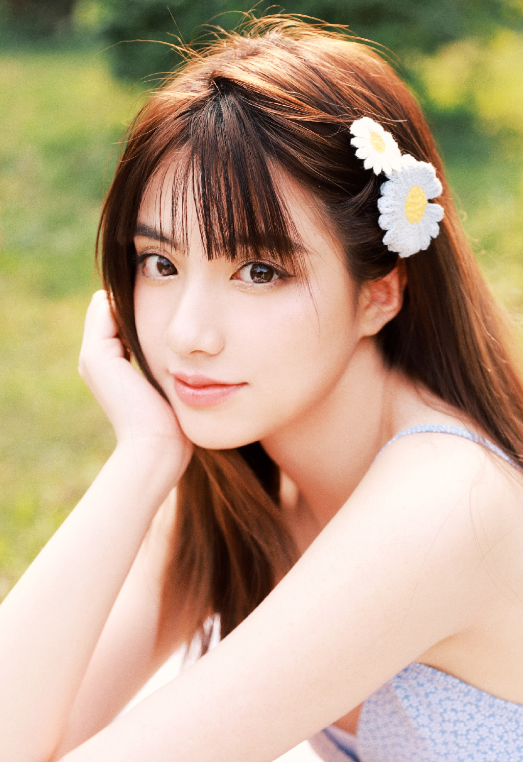 大眼mm吊带连衣裙唯美户外写真图片 6