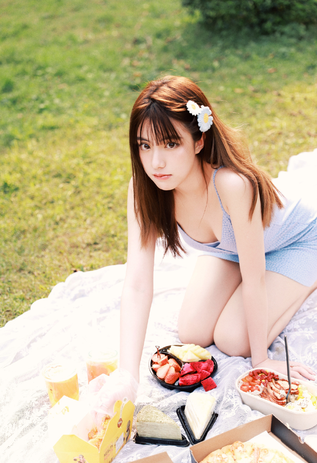 大眼mm吊带连衣裙唯美户外写真图片 7