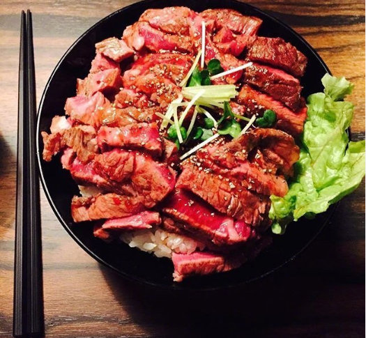 鲜嫩多汁的美味食物牛肉图片
