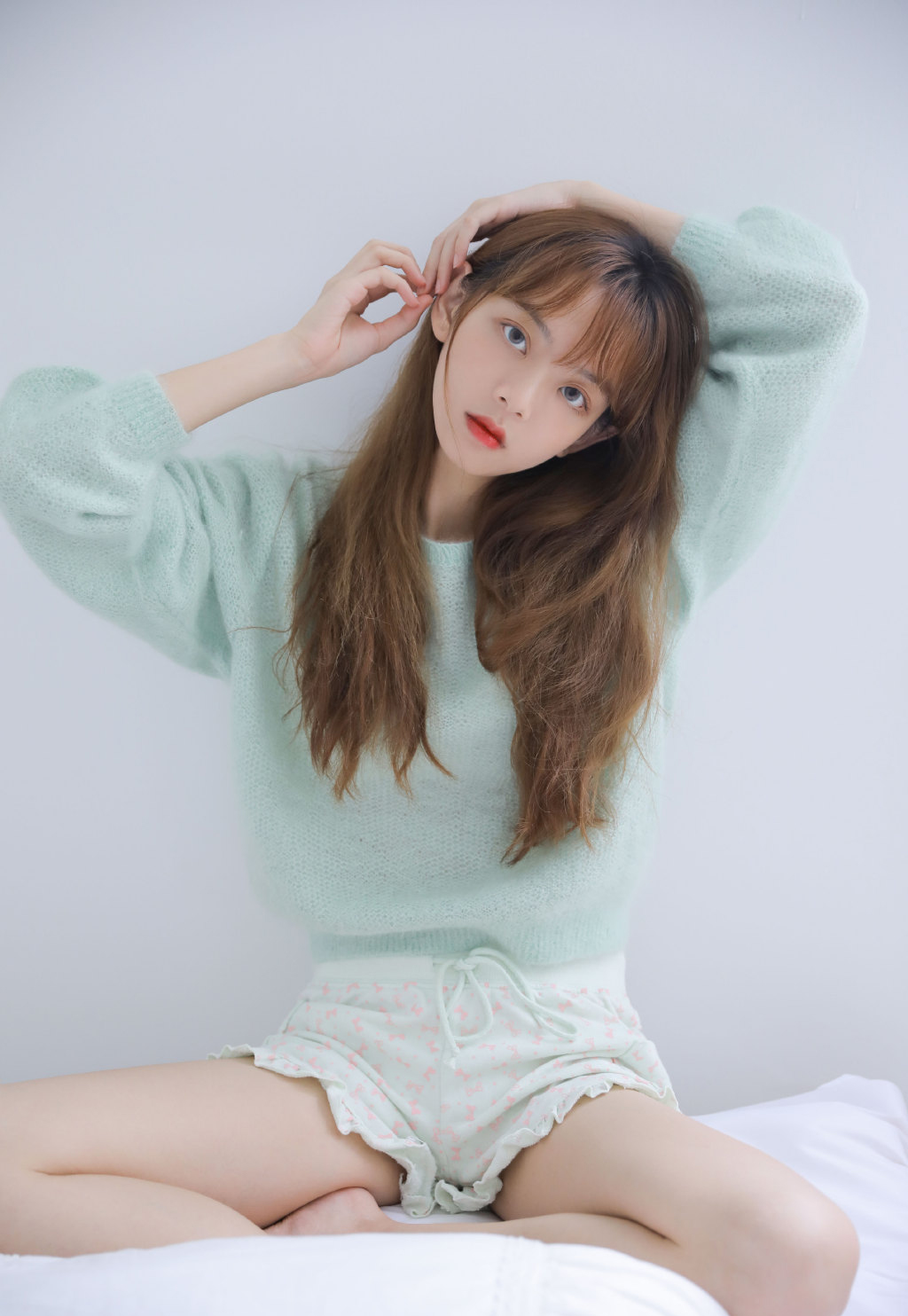 蓝色毛衣美女美腿私房照片 9
