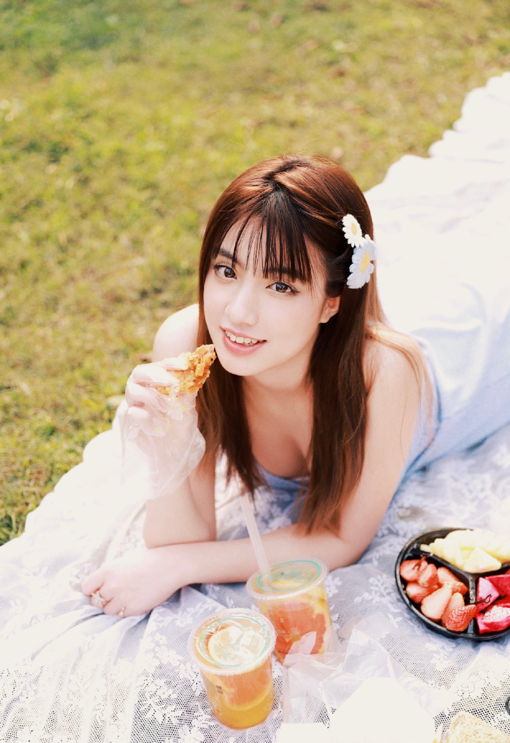 大眼mm吊带连衣裙唯美户外写真图片 9