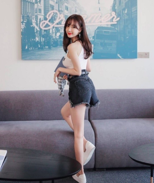 性感超短牛仔裤美女美腿图片 4