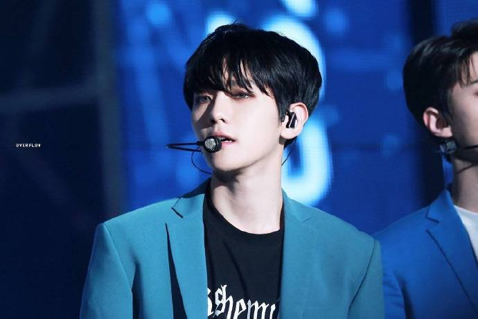 黑发boy exo伯贤图片 2