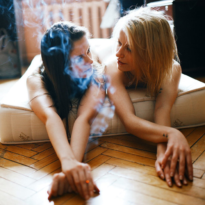 欧美女人女女性爱两个女人的胴体 5
