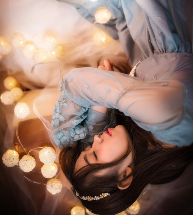 蓝色童话里的清纯美女唯美梦境图片 3