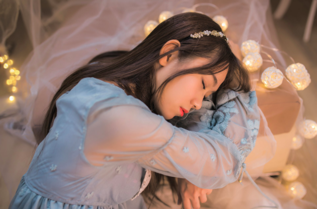 蓝色童话里的清纯美女唯美梦境图片 6