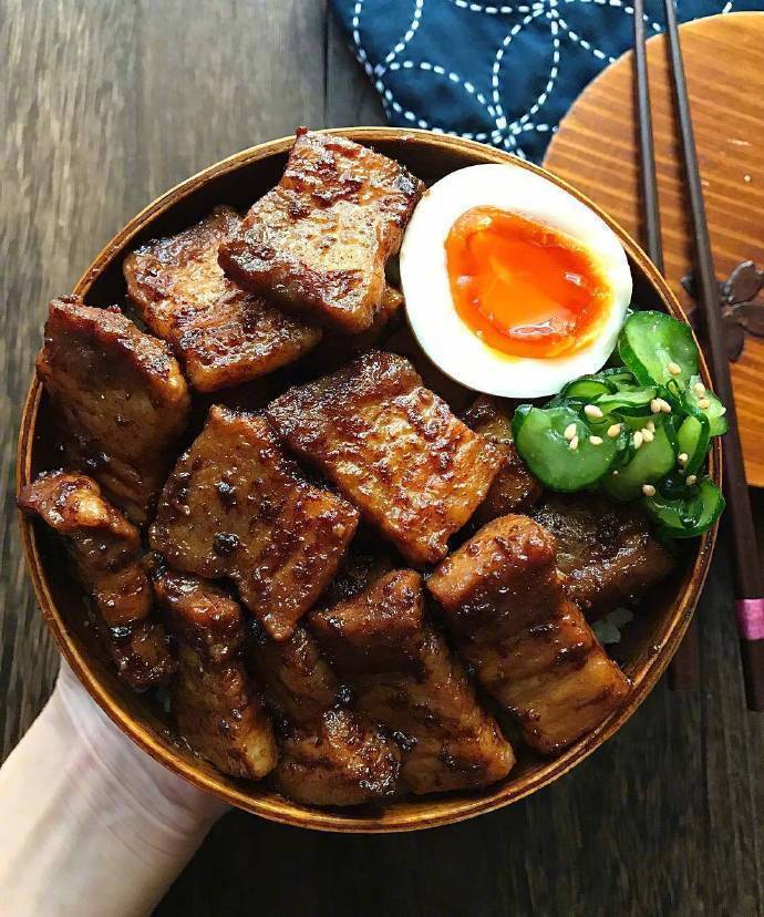 网红小吃午餐熏肉盖浇饭图片