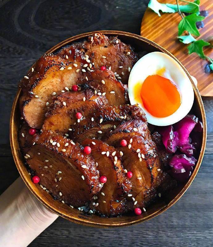 网红小吃午餐熏肉盖浇饭图片 2