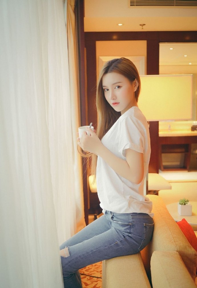 清纯小美女小露蛮腰图片 2